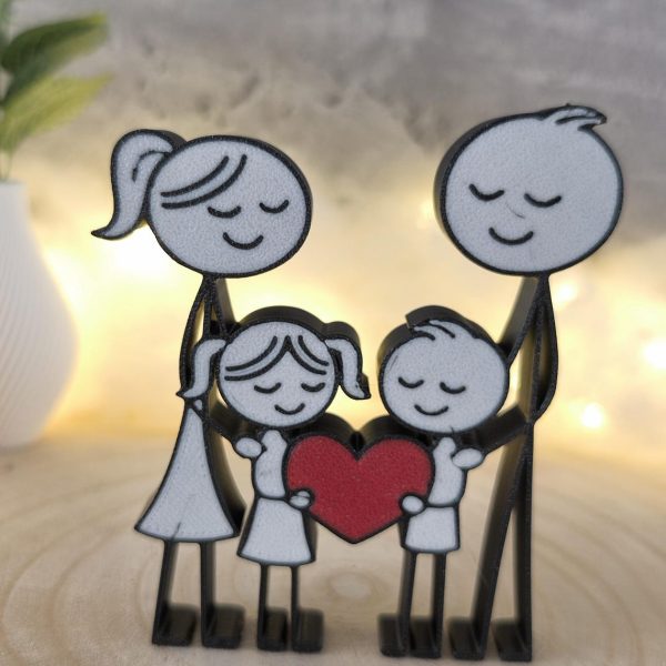 Vierköpfige Familienfigur mit Eltern, Sohn und Tochter, rotes Herz mittig, dunkle Kontur